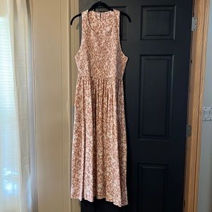 NWOT sundress with elastic around the top of the dress. No stretch on bottom